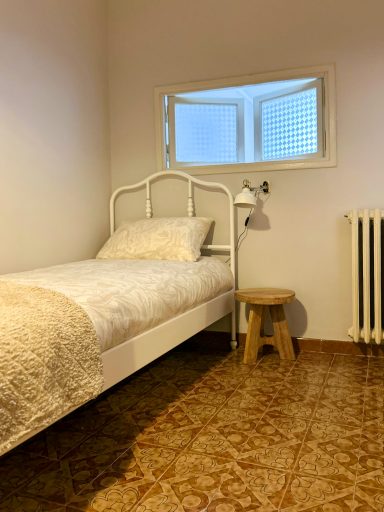 Letto singolo con finestra interna che si affaccia sul soggiorno, ideale per bambini.
