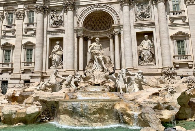 Fontana di Trevi a Roma, con statue monumentali, giochi d’acqua e la maestosa figura di Oceano al centro della scena.