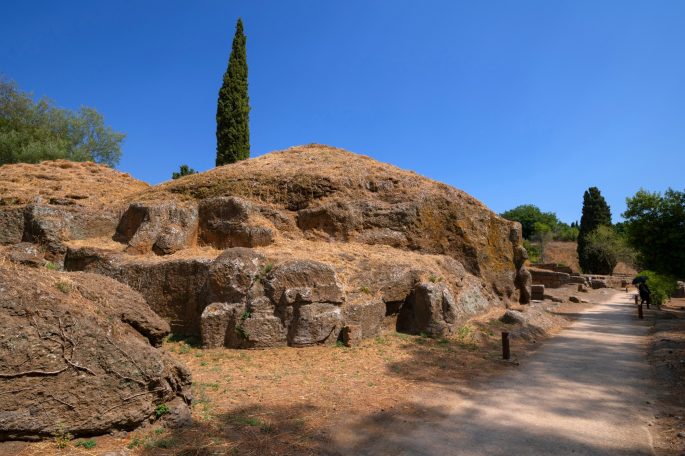 Tombe etrusche della Necropoli della Banditaccia a Cerveteri, scavate nel tufo e immerse in un paesaggio naturale senza tempo.