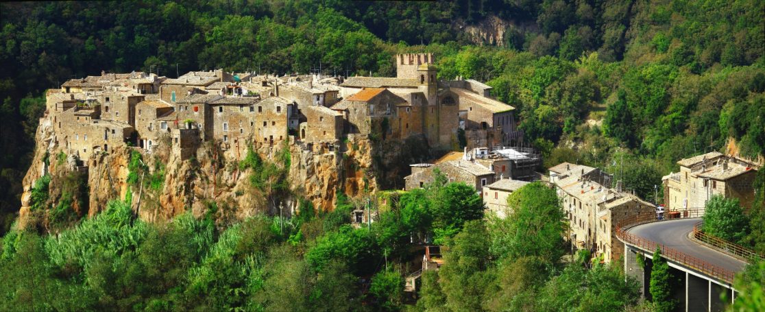 Veduta panoramica di Calcata, borgo arroccato su una rupe tufacea e circondato dalla natura rigogliosa della Valle del Treja.