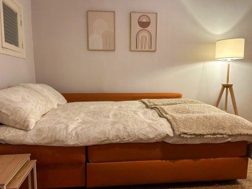 Divano letto comodo – Casa Van Lente Divano letto matrimoniale con coperte morbide e luce soffusa.